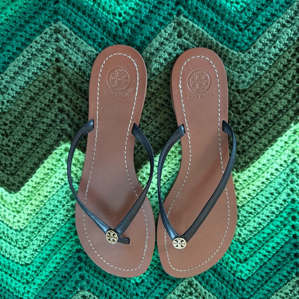Tory Burch terra thong sandals leather black gold flip flops lightweight size 10
